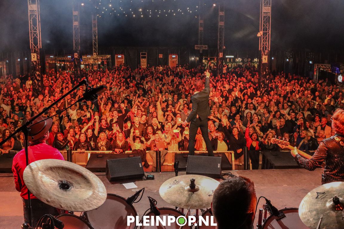 BOUKE & THE ELVIS MATTERS BAND    (12)